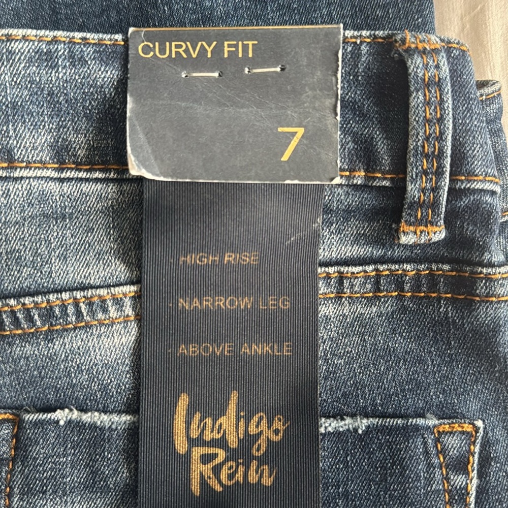 Indigo Rein Blue curvy Distressed Jeans
Size 7/27 - Picture 5 of 6
